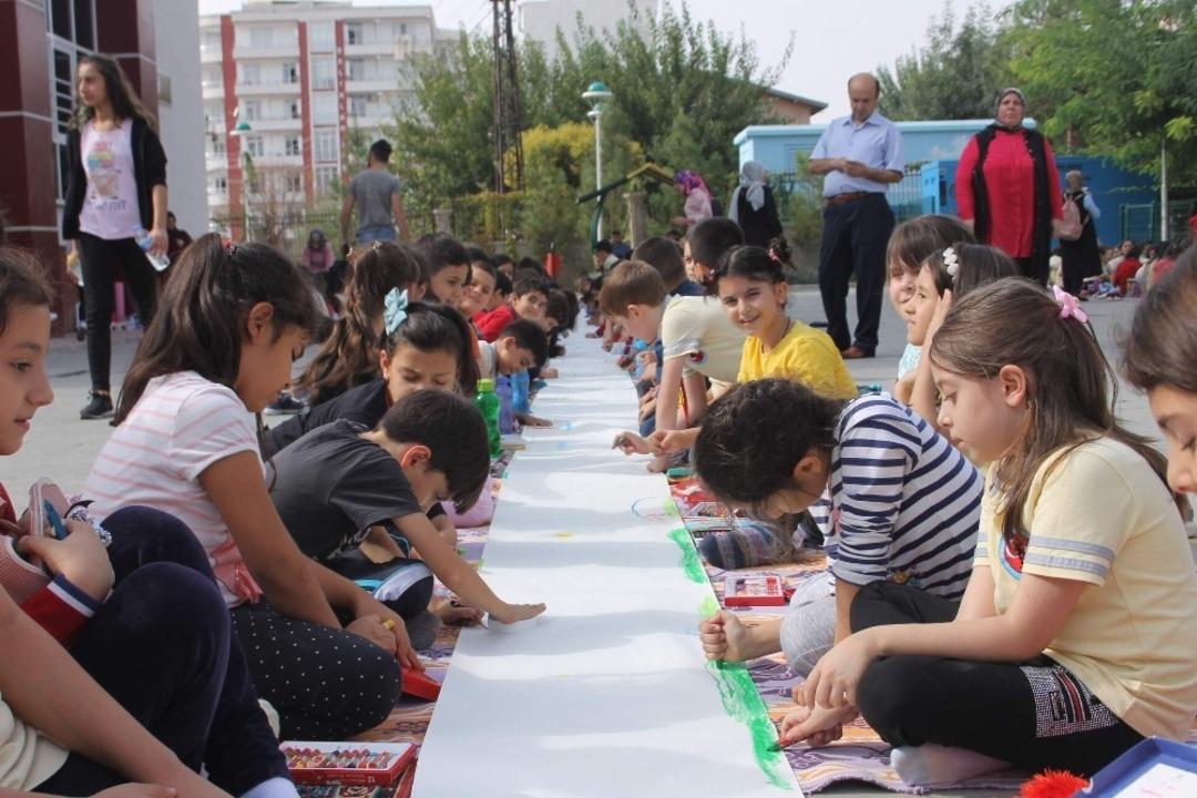 Bin 200 &ouml;ğrenci hayallerini resmetti