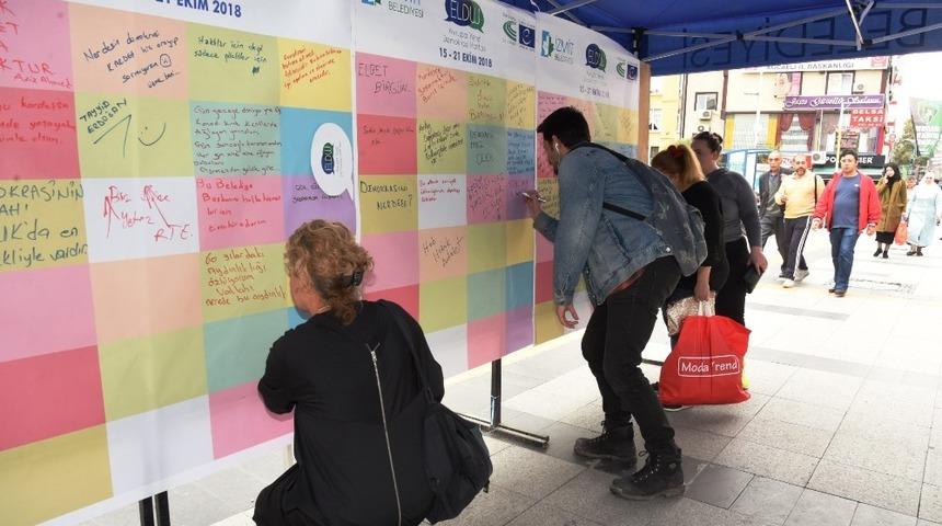 İzmitliler, demokrasi i&ccedil;in kaleme sarıldılar