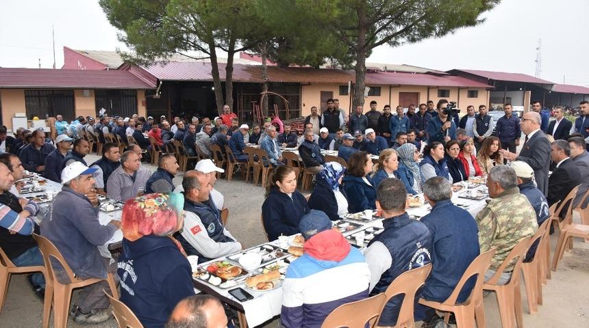 Başkan Kayda, mesaiye iş&ccedil;ilerle kahvaltı yaparak başladı