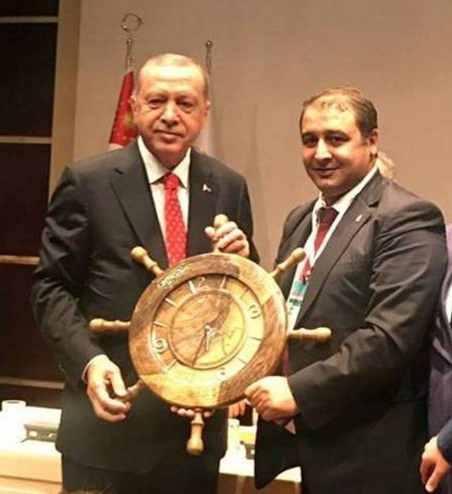 AK Parti Bahçesaray İlçe Başkanı Sabırlı’dan Cumhurbaşkanı Erdoğan’a anlamlı hediye