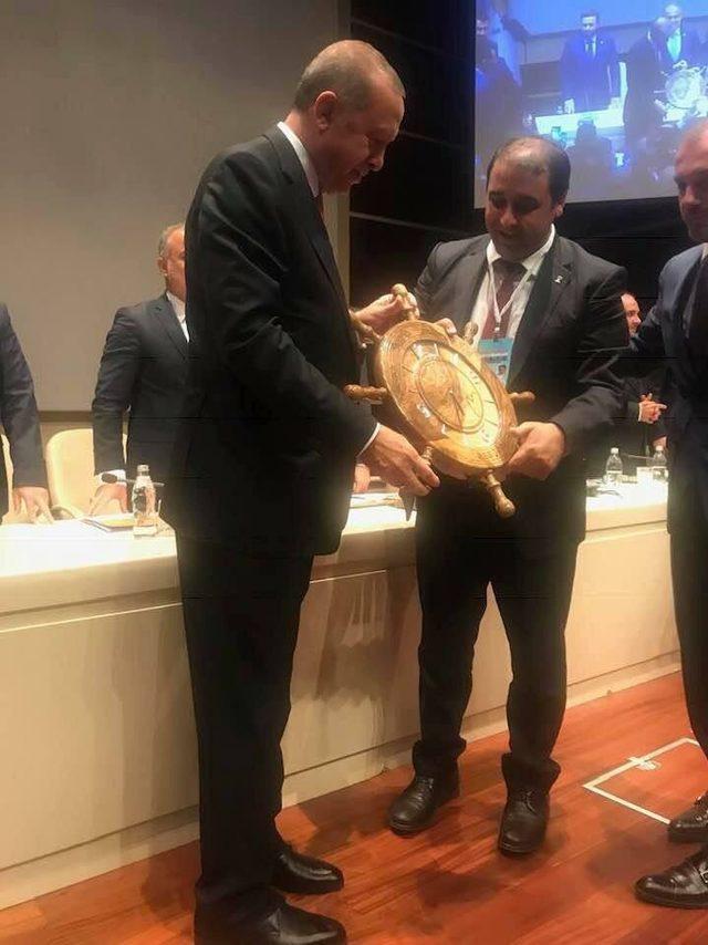 AK Parti Bahçesaray İlçe Başkanı Sabırlı’dan Cumhurbaşkanı Erdoğan’a anlamlı hediye