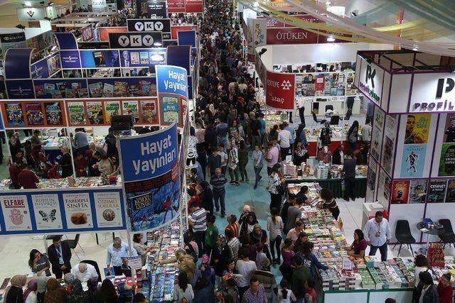 Büyükşehir Belediyesi’nin düzenlediği 2. Kayseri Kitap Fuarı önemli yazarları ağırlamaya devam ediyor