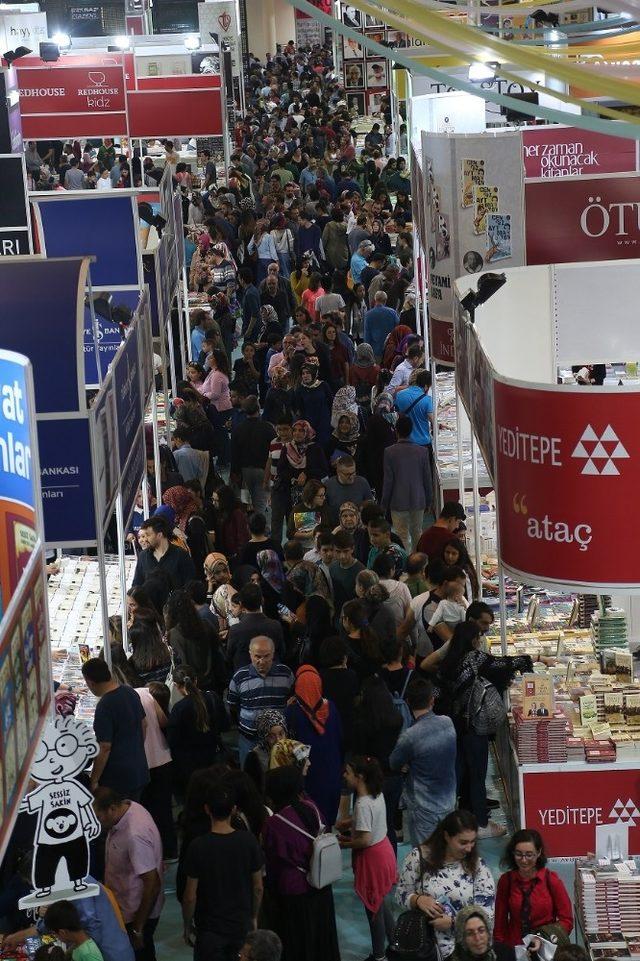 Büyükşehir Belediyesi’nin düzenlediği 2. Kayseri Kitap Fuarı önemli yazarları ağırlamaya devam ediyor