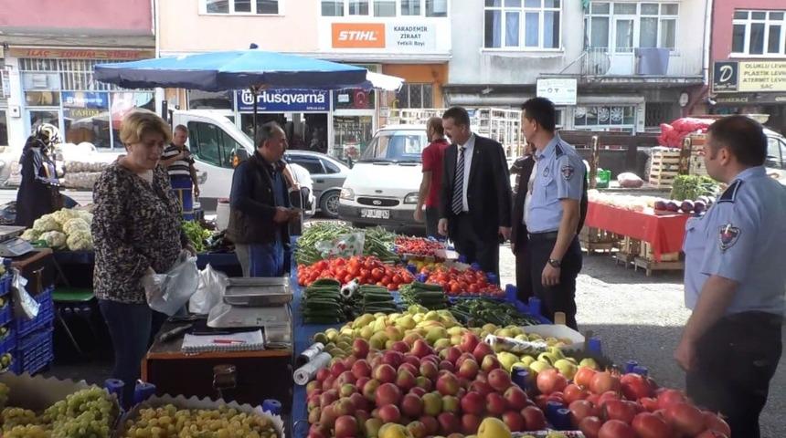 Karab&uuml;k Belediyesi zabıta ekiplerinden pazar yerlerinde etiket denetimi