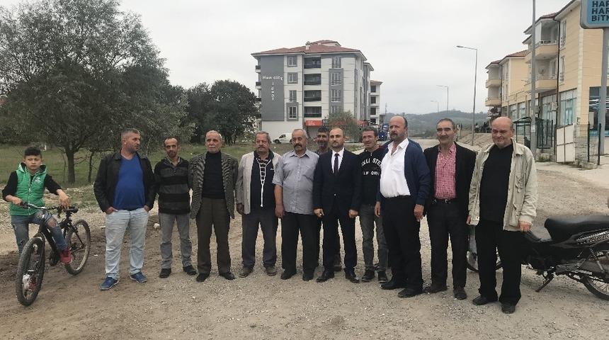 Kamyonların yollarını bozduğu vatandaşlar, yol kapattı