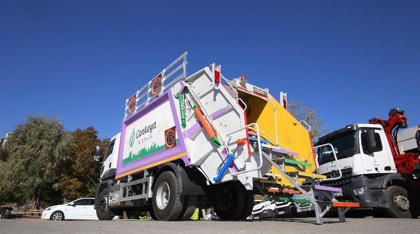 &Ccedil;&ouml;p kamyonundan k&uuml;t&uuml;phane yola &ccedil;ıkıyor