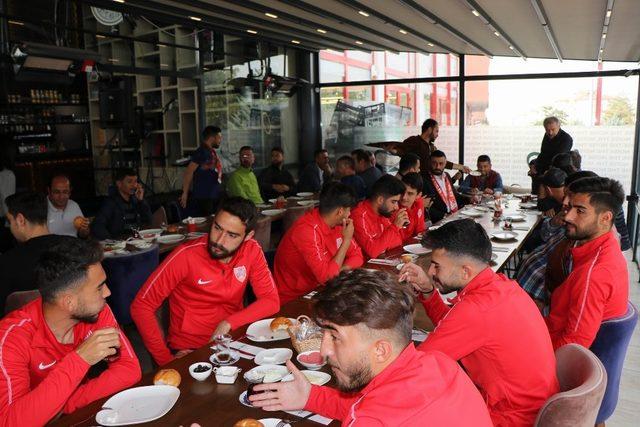 Meterisliler taraftarlar grubu Nevşehir Belediyesporlu futbolcularla kahvaltıda bir araya geldi