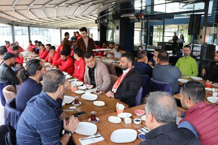 Meterisliler taraftarlar grubu Nevşehir Belediyesporlu futbolcularla kahvaltıda bir araya geldi