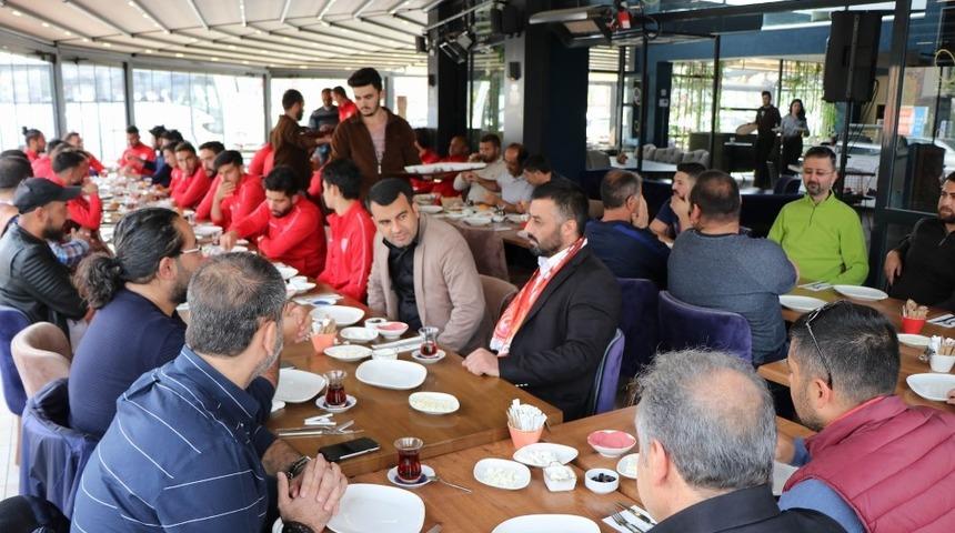 Meterisliler taraftarlar grubu Nevşehir Belediyesporlu futbolcularla kahvaltıda bir araya geldi