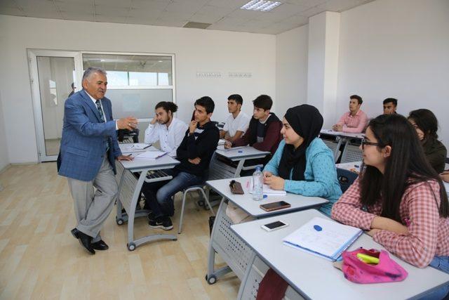 Başkan Memduh Büyükkılıç, YKS kurslarında incelemelerde bulundu