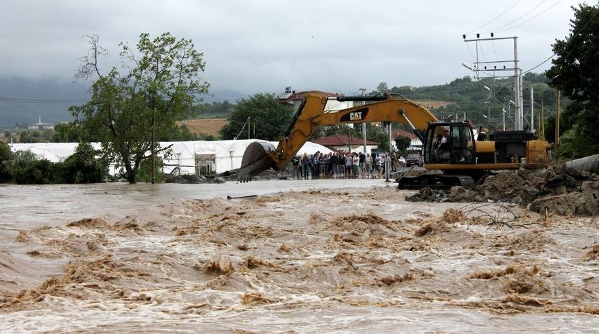 Yalova&rsquo;da derelerinde taşkınla m&uuml;cadele başladı