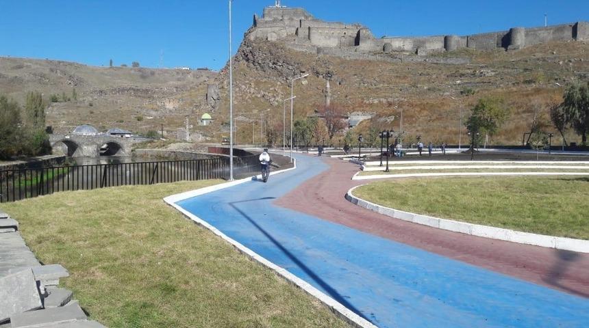 Kars’ta parklar haşerelere karşı ilaçlandı