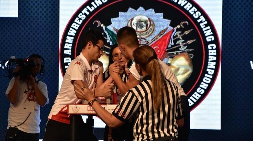 FÜ Öğrencisi Cabaoğlu, bilek güreşinde Dünya Şampiyonu oldu