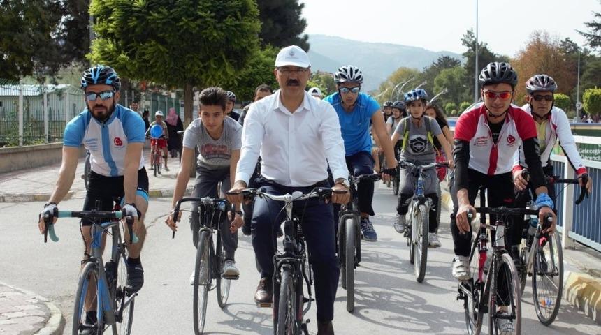 Başkan Bekler, &ccedil;&ouml;p topladı pedal &ccedil;evirdi