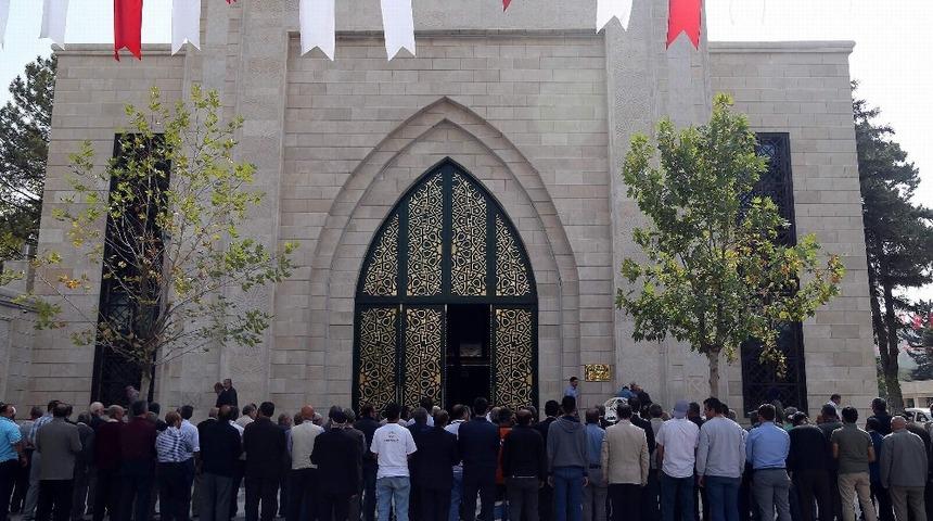 Orgeneral Hulusi Akar Camii&rsquo;nde cenazelerin kaldırılmasına başlandı