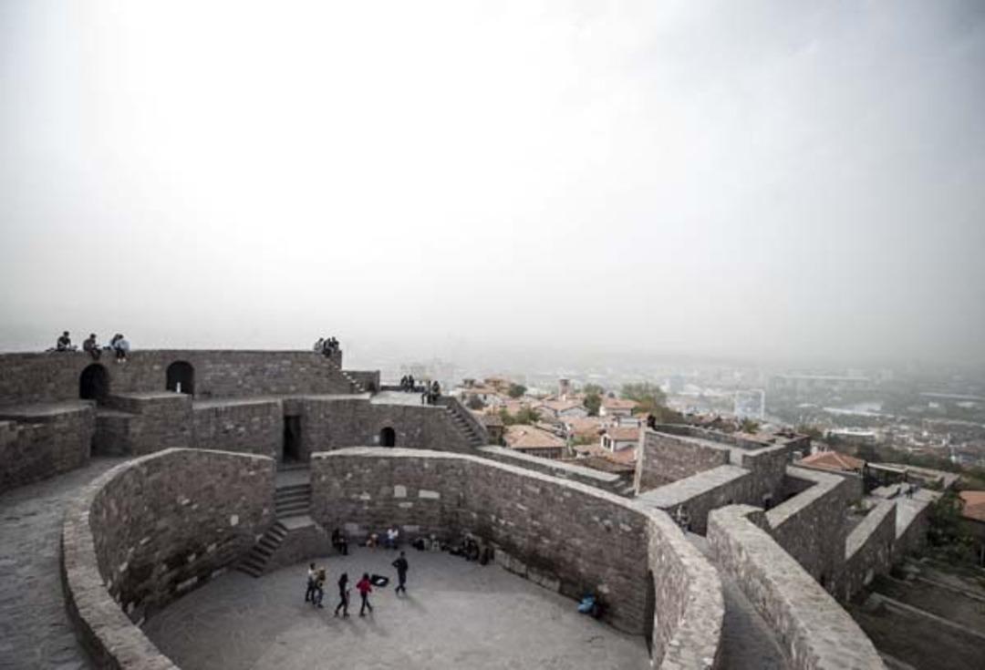 Başkentte g&ouml;ky&uuml;z&uuml;n&uuml; toz bulutu kapladı 