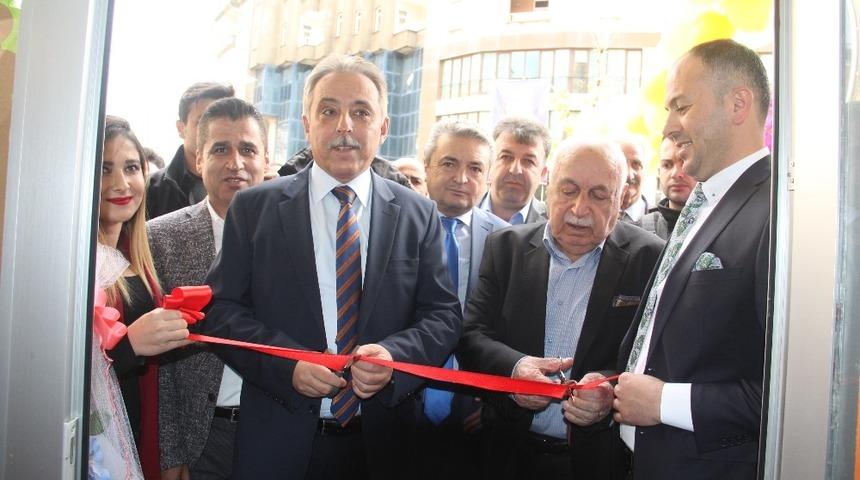 Vali Toprak, giyim mağazası açılışına katıldı