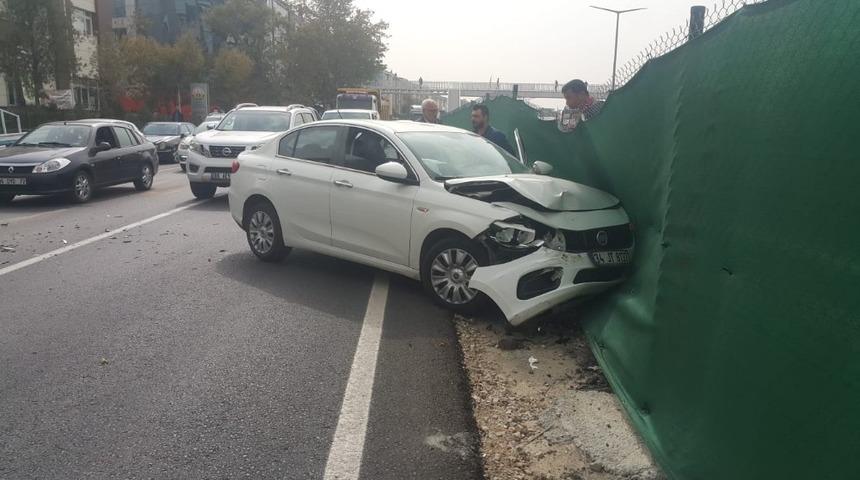 Ters y&ouml;nden &ccedil;ıkan ara&ccedil; kazaya neden oldu