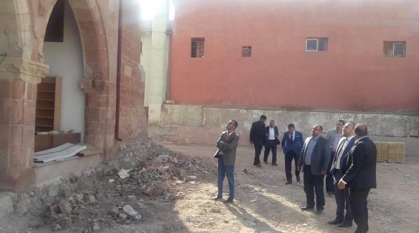 Tarihi cami restore ediliyor