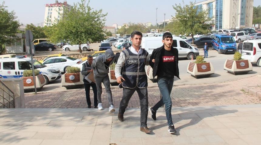 Elazığ&rsquo;da bir kişinin &ouml;ld&uuml;ğ&uuml; olayla ilgili iki ş&uuml;pheli yakalandı, biri tutuklandı