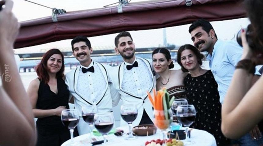 Eşcinsel &Ccedil;ift İstanbul Boğazı'na Bakarak Evlendi