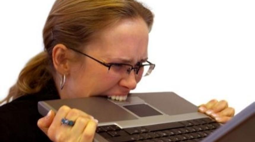 Sinirinden Seri Halde Cahile Bağlayan Kız