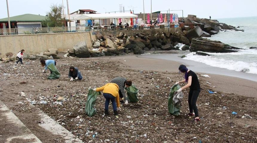 Üniversite öğrencileri sahili temizledi