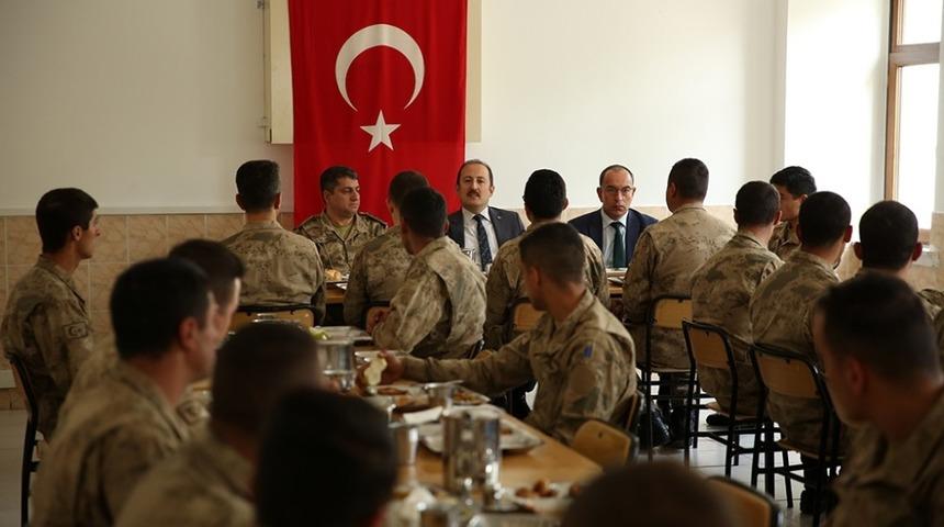 Vali Ali Hamza Pehlivan, askerlerle yemekte bir araya geldi