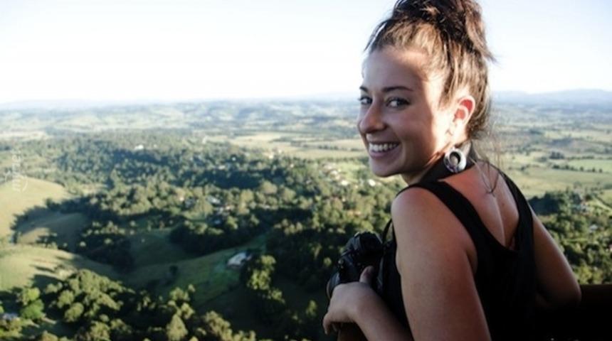 Tinder Aşklarını Fotoğraflayan Kız