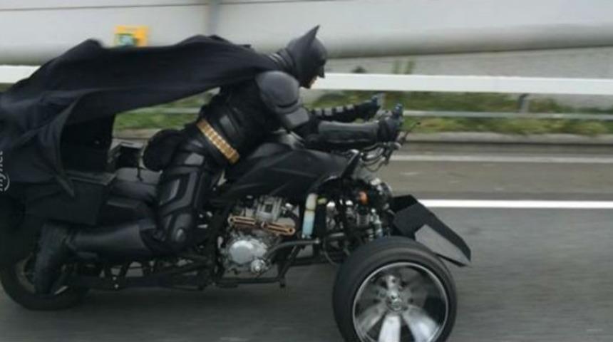 İşte Japonya'da İşe Batman Kost&uuml;m&uuml;yle Giden Adam!