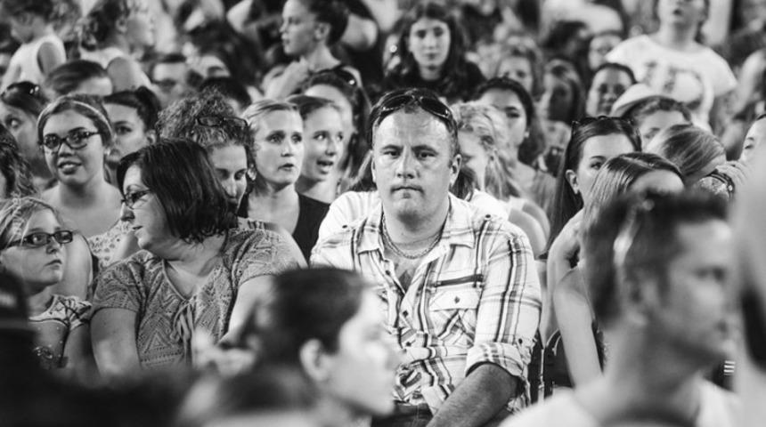 One Direction'ın Doğduğu G&uuml;ne Lanet Eden 7 Babanın İsyanını Yansıtan Kareler