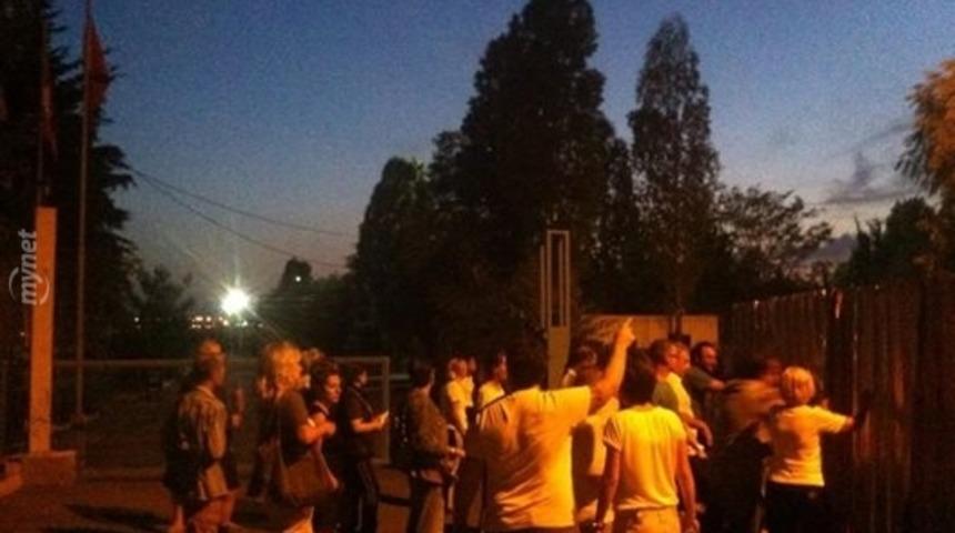 200 Ağa&ccedil; İ&ccedil;in Halk Demir Perdeleri Yıktı