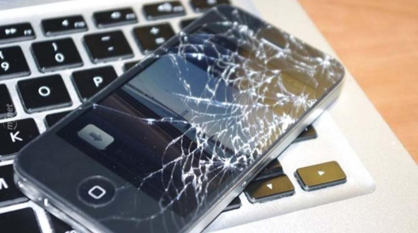 iPhone 6'sını Alır Almaz Heyecandan Yere D&uuml;ş&uuml;ren Elemanı Kınıyoruz!