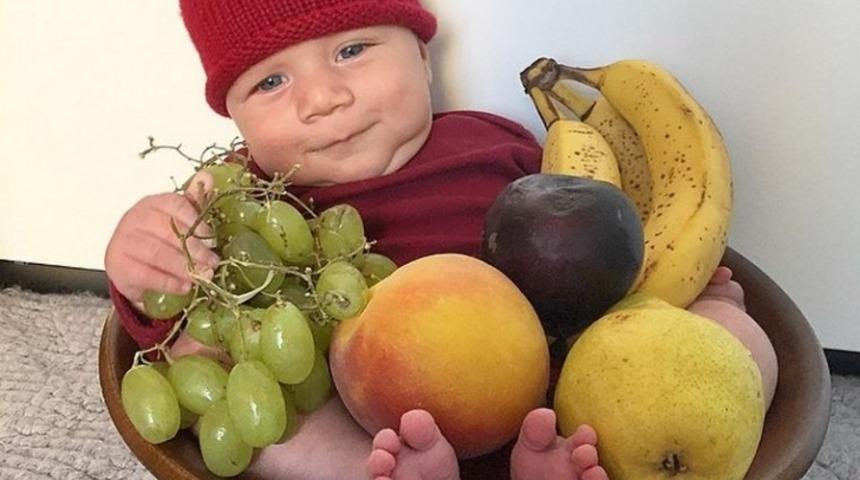 Bebeklerini 15 Farklı Kılığa Sokup Ona Kimlik Bunalımı Yaşatmaya Kararlı Ebeveynler! 