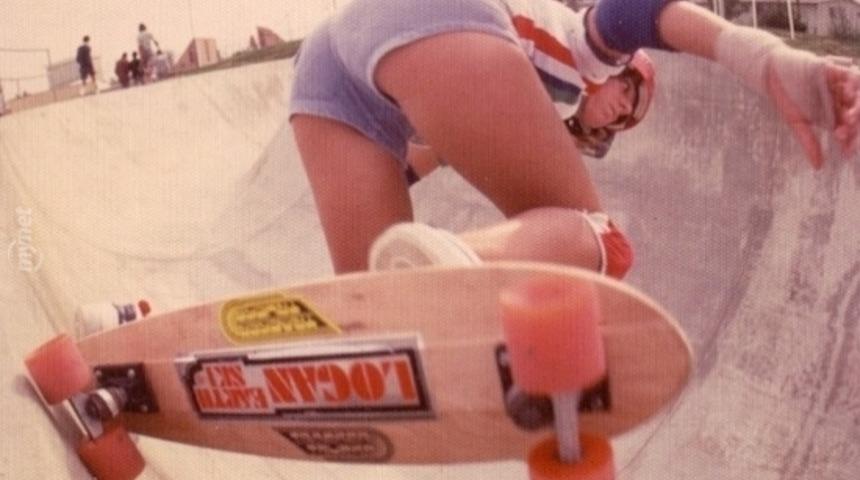 Kaykay Ne Zaman Ataerkil Bir Spor Oldu Diye D&uuml;ş&uuml;nd&uuml;ren, 70'lerin Gen&ccedil; ve G&uuml;zel Kaykay Ustası Kadınları