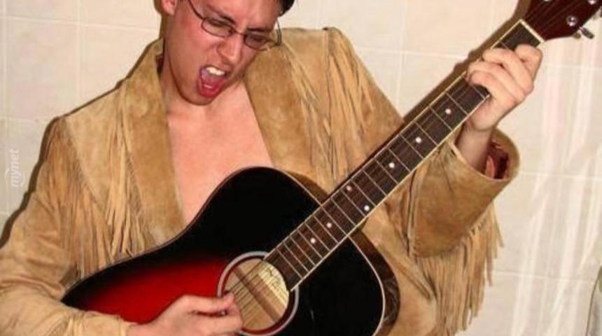 Tost Makinesi İle Nasıl M&uuml;zisyen Olunur Sorusuna 18 Tokat Gibi Yanıt!