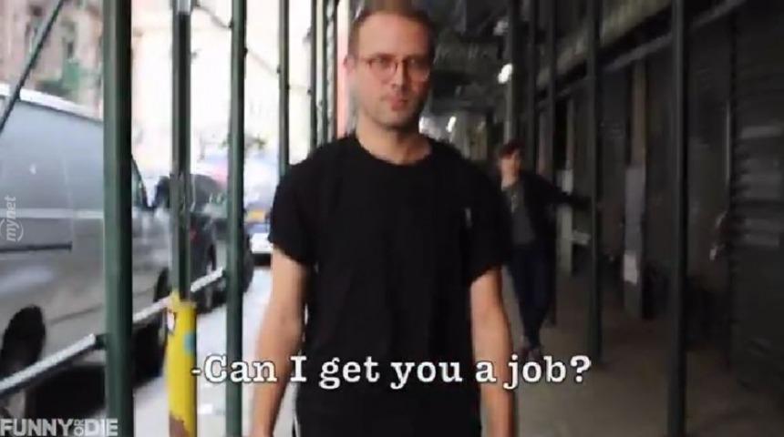 New York Sokaklarında 10 Saat Boyunca Sessiz Y&uuml;r&uuml;yen Adama Bakın &Ccedil;evreden Nasıl Tepkiler Geldi