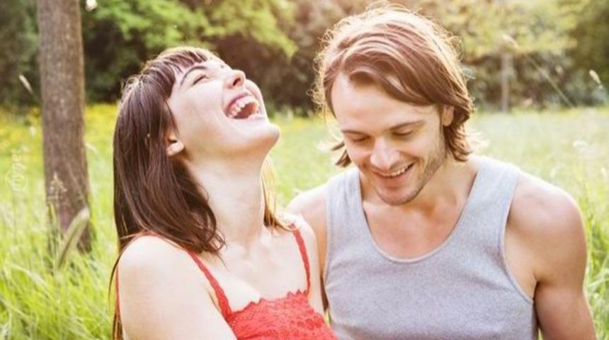 Bilimsel &Ccedil;alışmalar Sonucu Ortaya &Ccedil;ıkan, Kadınların Kendilerini G&uuml;ld&uuml;ren Erkeklere Varmasının 9 Nedeni