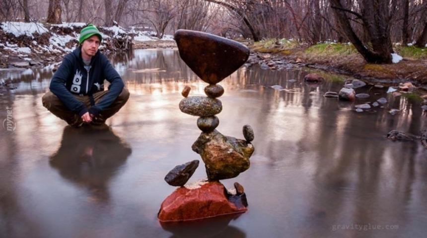 Meditasyon Uğruna Taş Dengesinin Dibine Vuran Adam