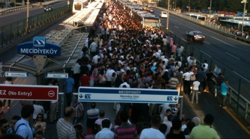 Metrob&uuml;s Kalabalığı Bu 7 Şehrin İş Trafiği Saatlerinde Parkta Dolaşmak Gibi Kalıyor