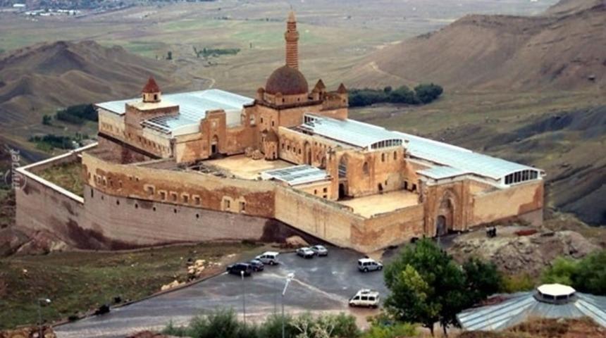 Gitmemiş Olanların Eski İshak Paşa Sarayı'nı Mumla Arayacağı Değişiklik