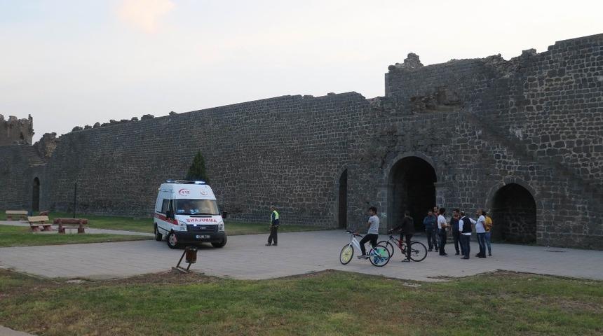 Hamile eşi ile gezerken surlardan d&uuml;şt&uuml;