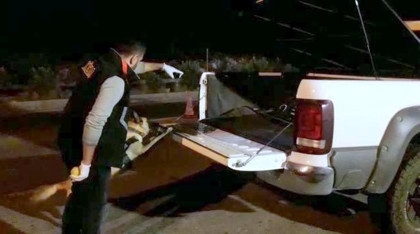 Kamyonet kasasının kapağından uyuşturucu &ccedil;ıktı