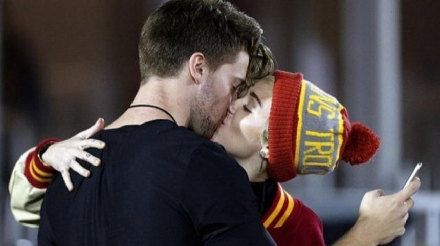 Miley G&ouml;nl&uuml;n&uuml; Arnold Schwarzenegger'in Oğlanına Kaptırdı!