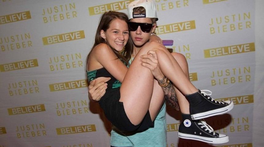 Justin Bieber Tuttuğunu &Ouml;p&uuml;yor