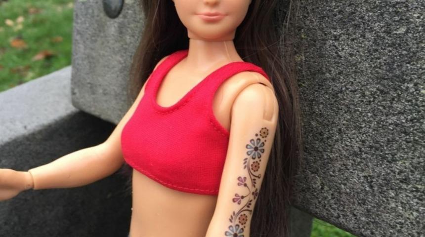 Sel&uuml;litli, &Ccedil;atlaklı, Sivilceli ve D&ouml;vmeli 'Normal Barbie'