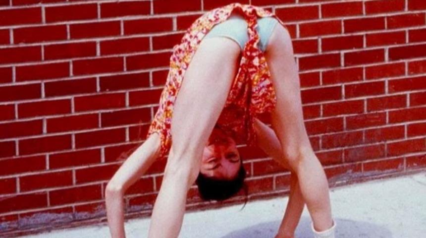 K&uuml;lt&uuml;rel Simgelerden Biri Olan D&uuml;nyaca &Uuml;nl&uuml; Sanat&ccedil;ıyı 1976 Yılındaki Fotoğraflarından Tanıyabilir Misiniz?