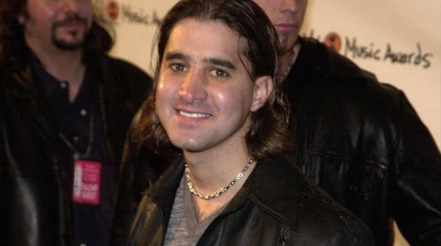 30 Milyon Alb&uuml;m Satan Grubun Solisti Beş Parasız ve Kamyonda Yaşıyor