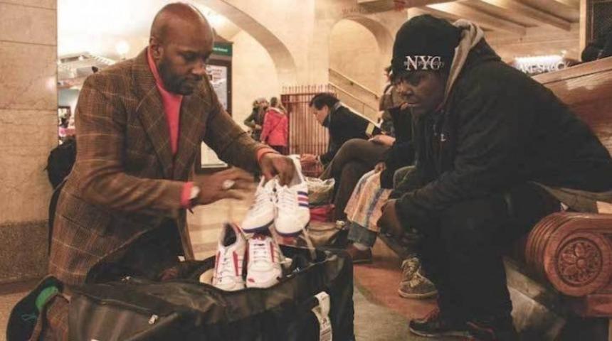 New York'ta Evsizlere Ayakkabı Dağıtan Adam Gibi Adam!