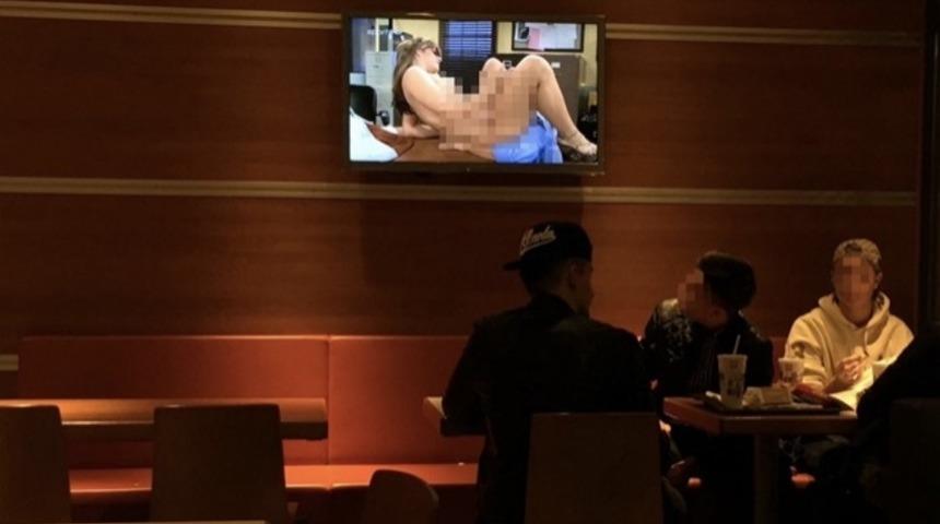 Bir Fast Food Devinden M&uuml;şterilerine Porno Hizmeti!